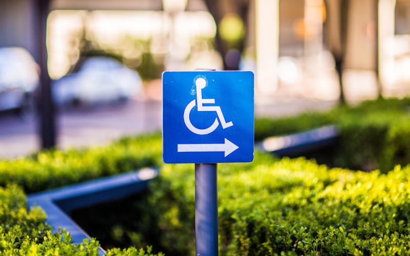 Cartello che indica l'ingresso per persone che si muovono in sedia a rotelle